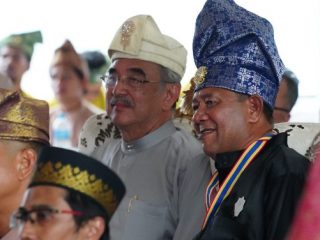Plt Bupati Langkat, Syah Afandin menerima Anugerah Temenggong Tun Hassan dari Presiden DMDI Tuan Yang Terutama Tun Seri Setia, Mohd Ali Rustam Yang di Pertua Negeri Malaka di Jentera Malay Rumah Dinas Bupati Langkat, Senin (20 /11/2023).