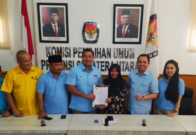 TKD Prabowo Subianto -Gibran Rakabuming Raka Provinsi Sumut menyerahkan berkas ke KPU Sumut, Sabtu (25/11/2023)