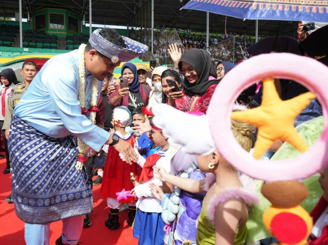 Walikota Medan, Bobby Nasution saat mengikuti Peringatan Hari Guru tingkat Kota Medan di Stadion Teladan, Sabtu (25/11/2023)