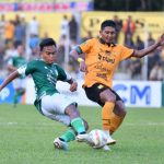 Pemain PSMS Medan berusaha berebut bola dengan pemain PSDS