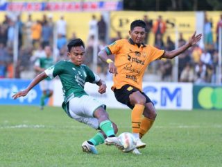 Pemain PSMS Medan berusaha berebut bola dengan pemain PSDS