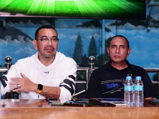 Teguran Pendiri atau Founder Sada Sumut FC, Arya Mahendra Sinulingga terhadap Presiden Persiraja Banda Aceh, Nazaruddin Dek Gam di Stadion Baharoeddin Siregar, Lubukpakam, Sabtu (25/11/2023) lalu berbuntut panjang.