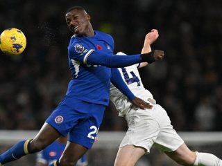 Tottenham Hotspur vs Chelsea berjalan 'gila' dalam lanjutan Liga Inggris. Diwarnai 5 gol dianulir, dua kartu merah, The Blues menang 4-1 atas The Lilywhites.