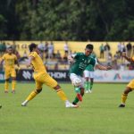 Pemain PSMS Medan berusaha melewati hadangan pemain Semen Padang