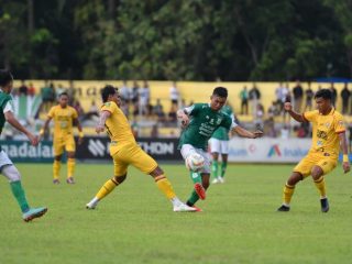 Pemain PSMS Medan berusaha melewati hadangan pemain Semen Padang