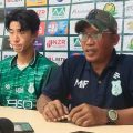 Pelatih PSMS Medan, Miftahuddin Mukson didampingi pemain belakang PSMS, Gisu Kim