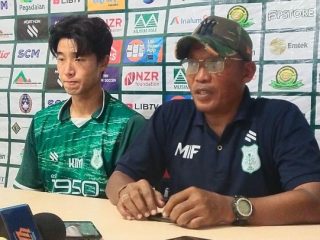 Pelatih PSMS Medan, Miftahuddin Mukson didampingi pemain belakang PSMS, Gisu Kim