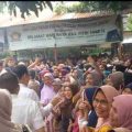 Gus Irawan Pasaribu membagikan bahan pokok gratis kepada warga di tujuh Desa Gunung Tua Mandailing Natal, Sumatera Utara