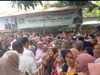 Gus Irawan Pasaribu membagikan bahan pokok gratis kepada warga di tujuh Desa Gunung Tua Mandailing Natal, Sumatera Utara