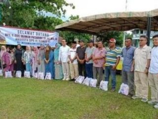 Anggota Komisi XI DPR-RI H. Gus Irawan Pasaribu, SE, Ak, MM, CA temu kangen warga dan bagikan ribuan paket bahan pokok di Padang Lawas termasuk Kecamatan Sosa Timur di pusatkan di Desa Tanjung Ale, Jumat (24/11/2023).