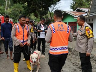 Personel Poldasu di sekitar lokasi kejadian tanah longsor di Humbahas