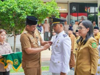 Walikota Medan, Bobby Nasution saat melantik salah seorang camat di Halaman Tengah Kantor Walikota Medan, Senin (4/12/2023)