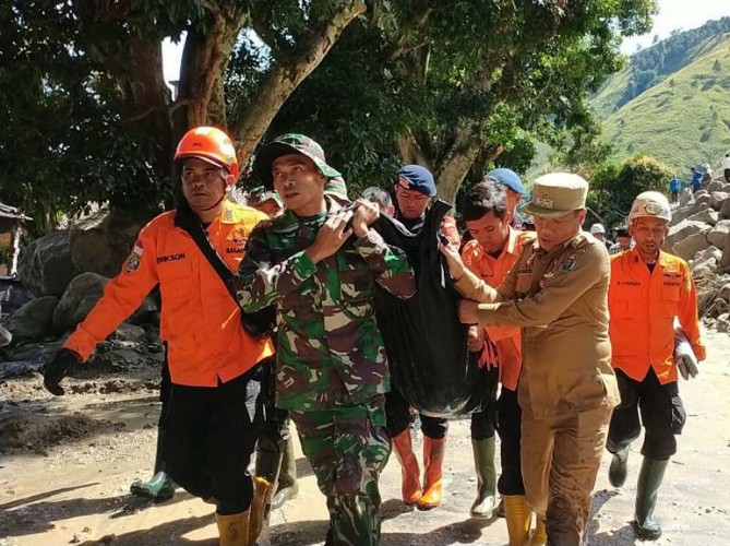Kerja cepat Tim Polda Sumut dengan menambah jumlah personel untuk melakukan pencarian korban longsor dan banjir bandang di Desa Simangulampe, Kecamatan Bakti Raja, Kabupaten Humbahas membuahkan hasil.