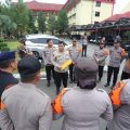 Personel Polda Sumut memberikan dukungan psikososial (trauma healing) kepada para korban longsor di Desa Simangulampe, Kecamatan Bakti Raja, Kabupaten Humbahas.