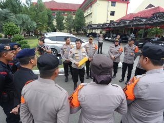 Personel Polda Sumut memberikan dukungan psikososial (trauma healing) kepada para korban longsor di Desa Simangulampe, Kecamatan Bakti Raja, Kabupaten Humbahas.