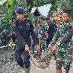 Personel Poldasu bersama TNI AD membantu membersihkan rumah warga yang terdampak bencana longsor di Desa Simangulampe, Kecamatan Bakti Raja, Kabupaten Humbahas, Jumat (7/12/2023).