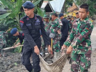 Personel Poldasu bersama TNI AD membantu membersihkan rumah warga yang terdampak bencana longsor di Desa Simangulampe, Kecamatan Bakti Raja, Kabupaten Humbahas, Jumat (7/12/2023).