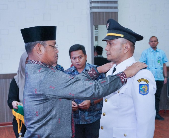 Sebanyak 10 orang pejabat majerial di lingkungan Pemko Medan kembali dilantik di Ruang Rapat III Kantor Walikota Medan, Jumat (8/12/2023).
