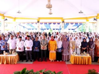Plt Bupati Langkat, Syah Afandin diwakili Staf Ahli Bidang Pemerintahan, Hukum dan Politik, Rudi Kinandung menghadiri Apresiasi Pendidikan Tenaga Kependidikan PAUD se-Kabupaten Langkat di Jentera Malay Rumah Dinas Bupati Langkat, Sabtu (9/12/2023).