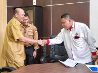 Plt Bupati Langkat, Syah Afandin saat menerima manajemen PT MHH Berkah Jaya