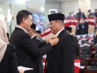 Ketua DPRD Medan,Hasyim melantik empat orang anggota dewan sisa periode 2019-2024 di Gedung DPRD Medan, Selasa (12/12/2023)