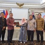 Dekan Fakultas Ilmu Tarbiyah dan Keguruan (FITK), UIN Sumatera Utara (UINSU) Medan, Prof Dr. Tien Rafida, M.Hum menjajaki kerjasama dengan tiga universitas di Australia. Upaya ini salah satu strategi FITK meraih unggul.