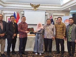 Dekan Fakultas Ilmu Tarbiyah dan Keguruan (FITK), UIN Sumatera Utara (UINSU) Medan, Prof Dr. Tien Rafida, M.Hum menjajaki kerjasama dengan tiga universitas di Australia. Upaya ini salah satu strategi FITK meraih unggul.