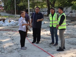 Ketua DPRD Sumatera Utara, Baskami Ginting meninjau finishing pengerjaan proyek penataan alun-alun Siantar oleh Dinas Pekerjaan Umum dan Penataan Ruang (PUPR) Pemprov Sumut, Jumat (15/12/2023).