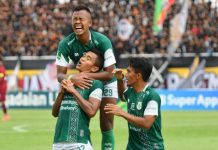 Pemain PSMS melakukan selebrasi usai mencetak gol gawang Sriwijaya FC