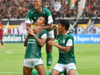 Pemain PSMS melakukan selebrasi usai mencetak gol gawang Sriwijaya FC