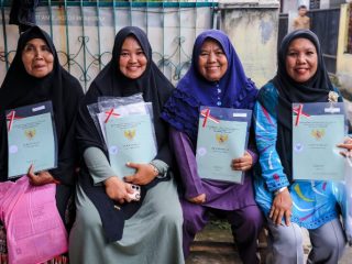 Rona bahagia terpancar dari wajah warga Kota Medan, khususnya yang tinggal di Kecamatan Medan Tembung setelah menerima sertifikat tanah yang diserahkan Menteri Agraria dan Tata Ruang/Kepala Badan Pertanahan Nasional (ATR/BPN) Hadi Tjahjanto bersama Wali Kota Medan Bobby Nasution di Jalan Bersama, Gang Sahabat, Kelurahan Bantan, Kecamatan Medan Tembung, Senin (18/12/2023).