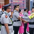 Kapoldasu, Irjen Pol Agung Setya menyalami para pejabat utama Poldasu yang baru dilantik