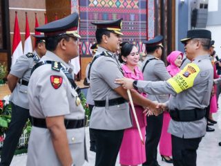 Kapoldasu, Irjen Pol Agung Setya menyalami para pejabat utama Poldasu yang baru dilantik