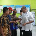 Plt Bupati Langkat, Syah Afandin memberikan bantuan Bedah Rumah Layak Huni kepada masyarakat Desa Tanjung Ibus, di Kantor Desa Tanjung Ibus, Kecamatan Secanggang, Rabu (20/12/2023).