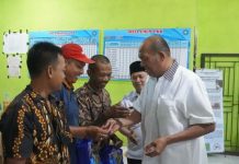 Plt Bupati Langkat, Syah Afandin memberikan bantuan Bedah Rumah Layak Huni kepada masyarakat Desa Tanjung Ibus, di Kantor Desa Tanjung Ibus, Kecamatan Secanggang, Rabu (20/12/2023).