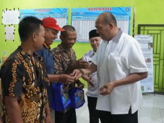 Plt Bupati Langkat, Syah Afandin memberikan bantuan Bedah Rumah Layak Huni kepada masyarakat Desa Tanjung Ibus, di Kantor Desa Tanjung Ibus, Kecamatan Secanggang, Rabu (20/12/2023).