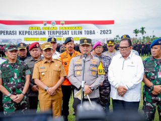 Personel Polda Sumut gelar apel pasukan Operasi Lilin Toba 2023 dalam rangka pengamanan Perayaan Natal dan Tahun Baru 2024 di Sumatera Utara.