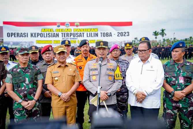 Personel Polda Sumut gelar apel pasukan Operasi Lilin Toba 2023 dalam rangka pengamanan Perayaan Natal dan Tahun Baru 2024 di Sumatera Utara.