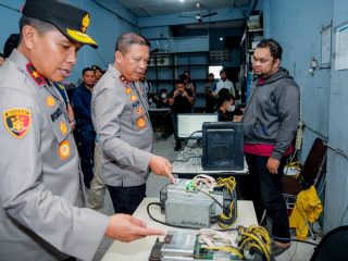Tim Direktorat (Dit) Reskrimsus Polda Sumut melakukan penggrebekan ruko lokasi tambang bitcoin ilegal di Jalan Ringroad, Kecamatan Medan Sunggal.