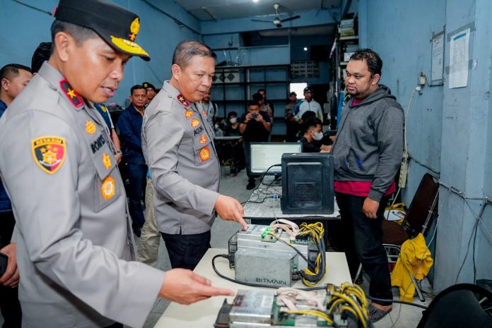 Tim Direktorat (Dit) Reskrimsus Polda Sumut melakukan penggrebekan ruko lokasi tambang bitcoin ilegal di Jalan Ringroad, Kecamatan Medan Sunggal.