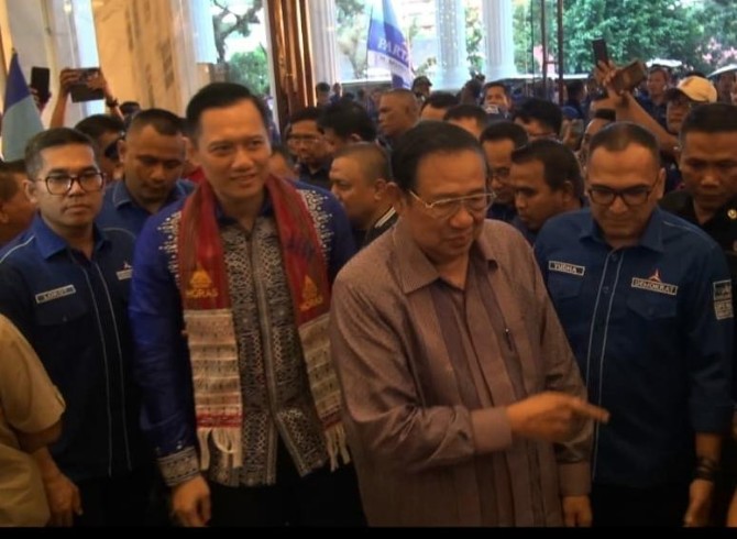 AHY dan SBY saat tiba di Medan