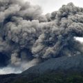 Gunung Marapi di Sumatra Barat kembali erupsi. Tinggi kolom abu saat erupsi tercatat 1,5 kilometer meter di atas puncak.