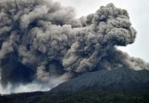 Gunung Marapi di Sumatra Barat kembali erupsi. Tinggi kolom abu saat erupsi tercatat 1,5 kilometer meter di atas puncak.
