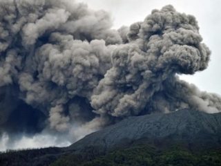 Gunung Marapi di Sumatra Barat kembali erupsi. Tinggi kolom abu saat erupsi tercatat 1,5 kilometer meter di atas puncak.