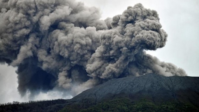 Gunung Marapi di Sumatra Barat kembali erupsi. Tinggi kolom abu saat erupsi tercatat 1,5 kilometer meter di atas puncak.