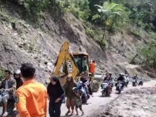Sempat Tertimbun Longsor, Jalur Panyabungan - Pantai Barat Madina Sudah Bisa Dilewati