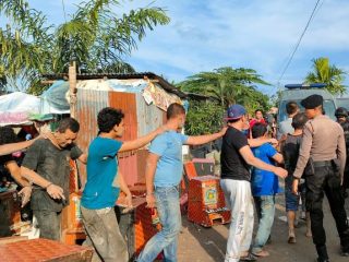 Tim Satgas Gakkum Polda Sumatera Utara melakukan penggrebekan lokasi peredaran narkoba di Jalan Jermal 15, Dusun VI, Desa Hutan, Kecamatan Percut Seituan, Kabupaten Deliserdang, kemarin.