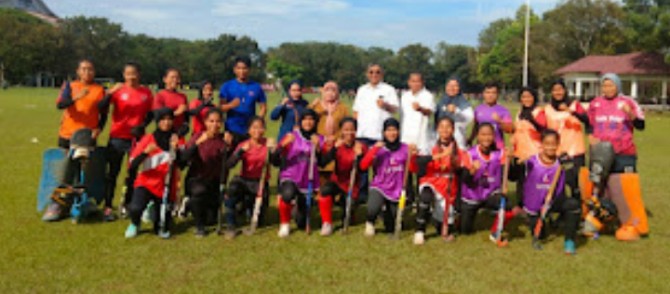 Tim Hoki Sumatera Utara menunjukkan kerja kerasnya selama persiapan menuju Pekan Olahraga Nasional (PON) XXI/2024. Kerja keras tersebut mereka tunjukkan selama latihan di komplek Universitas Negeri Medan (Unimed).