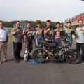 Kabid Roda Dua Pengprov IMI Sumut yang juga pelatih grastrack Pelatda Balap Motor Sumut, H Syabra Buana  saat menerima Tim Visitasi Posko Publikasi PON XXI/2024 Wilayah Sumut di sirkuit balap motor Jalan Pancing, Selasa (4/12).