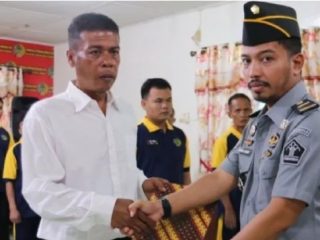 Sebanyak 56 orang warga binaan (WB) Lembaga Pemasyarakatan Kelas IIB Tanjung Balai Asahan menerima remisi khusus Natal 2023, 1 orang langsung bebas setelah remisi diserahkan Kasubsi Registrasi Mhd. Joni, Senin (25/12).